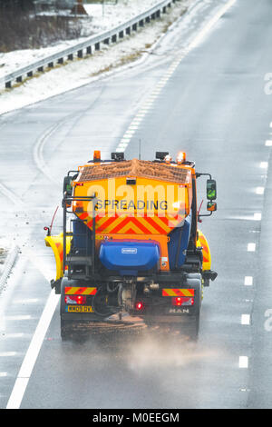 Großbritannien Wetter. Von der Autobahn M1, Chesterfield, England. 21. Januar 2018. Schnee, Regen und Spray auf der Autobahn M1 führt zu gefährlichen Fahrbedingungen. Salz Streuer an der Arbeit hart Knirschen der Autobahn die Straße von Vereisung zu stoppen. Chesterfield, UK. Alan Beastall/Alamy Leben Nachrichten. Stockfoto