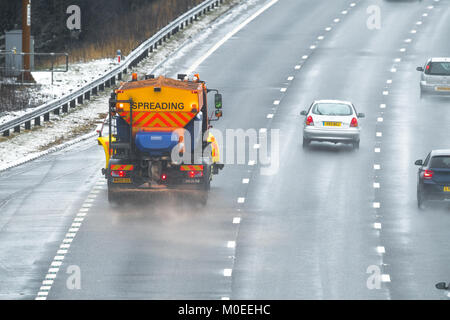 Großbritannien Wetter. Von der Autobahn M1, Chesterfield, England. 21. Januar 2018. Schnee, Regen und Spray auf der Autobahn M1 führt zu gefährlichen Fahrbedingungen. Salz Streuer an der Arbeit hart Knirschen der Autobahn die Straße von Vereisung zu stoppen. Chesterfield, UK. Alan Beastall/Alamy Leben Nachrichten. Stockfoto