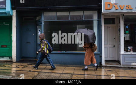 Brighton UK 21. Januar 2018 - Besucher genießen einen Spaziergang durch Brighton trotz des schweren Regens heute mit einigen Teilen Großbritanniens Prognose mehr Schnee Foto von Simon Dack Credit: Simon Dack/Alamy Leben Nachrichten haben Stockfoto