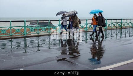 Brighton UK 21. Januar 2018 - die Besucher genießen Sie einen Spaziergang auf der Strandpromenade von Brighton trotz des schweren Regens heute mit einigen Teilen Großbritanniens Prognose mehr Schnee Foto von Simon Dack Credit: Simon Dack/Alamy Leben Nachrichten haben Stockfoto