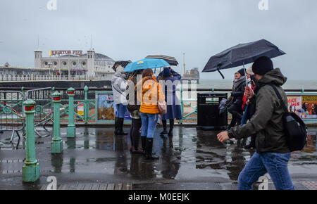 Brighton UK 21. Januar 2018 - die Besucher genießen Sie einen Spaziergang auf der Strandpromenade von Brighton trotz des schweren Regens heute mit einigen Teilen Großbritanniens Prognose mehr Schnee Foto von Simon Dack Credit: Simon Dack/Alamy Leben Nachrichten haben Stockfoto