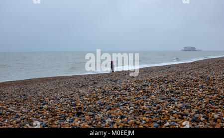 Brighton UK 21. Januar 2018 - die Besucher genießen Sie einen Spaziergang auf der Strandpromenade von Brighton trotz des schweren Regens heute mit einigen Teilen Großbritanniens Prognose mehr Schnee Foto von Simon Dack Credit: Simon Dack/Alamy Leben Nachrichten haben Stockfoto