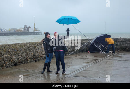 Brighton UK 21. Januar 2018 - Diese jungen Frauen sind entschlossen, sich direkt an der Meeresküste von Brighton zu genießen, trotz des schweren Regens heute mit einigen Teilen Großbritanniens Prognose mehr Schnee Foto von Simon Dack Credit: Simon Dack/Alamy Leben Nachrichten haben Stockfoto