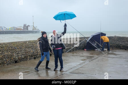 Brighton UK 21. Januar 2018 - Diese jungen Frauen sind entschlossen, sich direkt an der Meeresküste von Brighton zu genießen, trotz des schweren Regens heute mit einigen Teilen Großbritanniens Prognose mehr Schnee Foto von Simon Dack Credit: Simon Dack/Alamy Leben Nachrichten haben Stockfoto