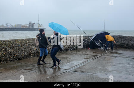 Brighton UK 21. Januar 2018 - Diese jungen Frauen sind entschlossen, sich direkt an der Meeresküste von Brighton zu genießen, trotz des schweren Regens heute mit einigen Teilen Großbritanniens Prognose mehr Schnee Foto von Simon Dack Credit: Simon Dack/Alamy Leben Nachrichten haben Stockfoto