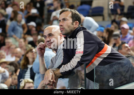 Australien. 20 Jan, 2018. Amerikanische Trainer Andre Agassi zusammen mit Radek Stepanek beobachten Serbischen Tennisspieler Novak Djokovic in Aktion während seiner 3. Runde der Australian Open vs spanischer Tennisspieler Albert Ramos Vinolas am 20 Jan, 2018 in Melbourne, Australien. Credit: YAN LERVAL/LBA/Alamy Leben Nachrichten Quelle: Lba Co.Ltd./Alamy leben Nachrichten Stockfoto