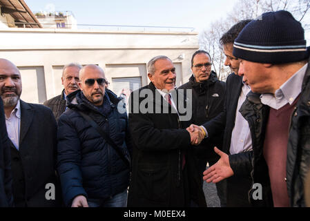 Turin, Piemont, Italien. 21 Jan, 2018. TURIN, Italien - Januar 21, 2018: Pietro Grasso, Premier Kandidat der Liberi e Uguali politische Partei für den Wahlkampf von, 4. März 2018 im Teatro Espace in Turin, Italien Quelle: Stefano Guidi/ZUMA Draht/Alamy leben Nachrichten Stockfoto