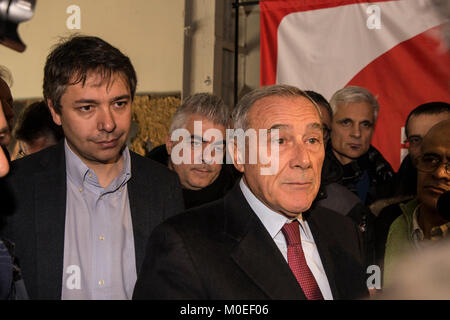 Turin, Piemont, Italien. 21 Jan, 2018. TURIN, Italien - Januar 21, 2018: Pietro Grasso, Premier Kandidat der Liberi e Uguali politische Partei für den Wahlkampf von, 4. März 2018 im Teatro Espace in Turin, Italien Quelle: Stefano Guidi/ZUMA Draht/Alamy leben Nachrichten Stockfoto