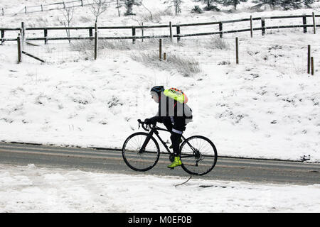 West Yorkshire, UK. 21 Jan, 2018. Ein Mann bis Radfahren Blackstone Kante im Schnee, West Yorkshire, 20. Januar 2018 (C) Barbara Cook/Alamy Live News Credit: Barbara Koch/Alamy leben Nachrichten Stockfoto