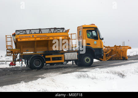 West Yorkshire, UK. 21 Jan, 2018. Ein schneepflug auf Saddleworth Moor, West Yorkshire, 20. Januar 2018 (C) Barbara Cook/Alamy Live News Credit: Barbara Koch/Alamy leben Nachrichten Stockfoto