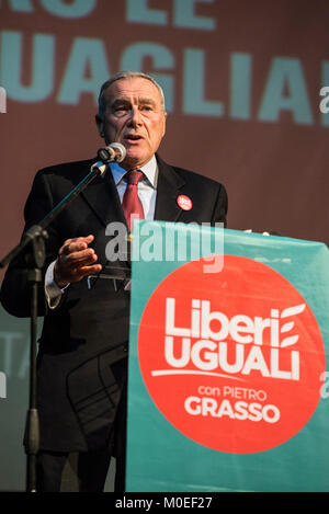 Turin, Piemont, Italien. 21 Jan, 2018. TURIN, Italien - Januar 21, 2018: Pietro Grasso, Premier Kandidat der Liberi e Uguali politische Partei für den Wahlkampf von, 4. März 2018 im Teatro Espace in Turin, Italien Quelle: Stefano Guidi/ZUMA Draht/Alamy leben Nachrichten Stockfoto