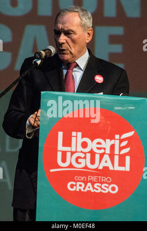 Turin, Piemont, Italien. 21 Jan, 2018. TURIN, Italien - Januar 21, 2018: Pietro Grasso, Premier Kandidat der Liberi e Uguali politische Partei für den Wahlkampf von, 4. März 2018 im Teatro Espace in Turin, Italien Quelle: Stefano Guidi/ZUMA Draht/Alamy leben Nachrichten Stockfoto