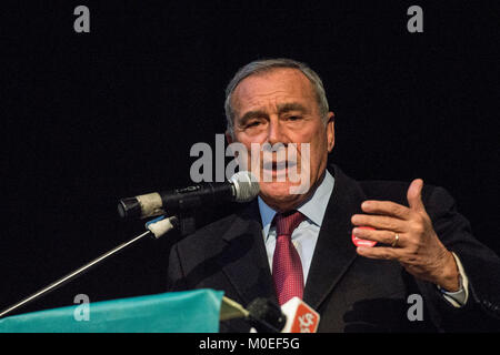 Turin, Piemont, Italien. 21 Jan, 2018. TURIN, Italien - Januar 21, 2018: Pietro Grasso, Premier Kandidat der Liberi e Uguali politische Partei für den Wahlkampf von, 4. März 2018 im Teatro Espace in Turin, Italien Quelle: Stefano Guidi/ZUMA Draht/Alamy leben Nachrichten Stockfoto