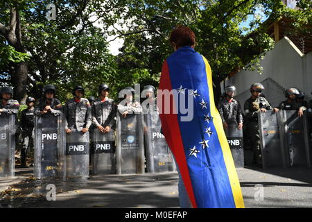 Caracas, Venezuela. 20 Jan, 2018. Ein Familienmitglied von Oscar Perez gesehen, sich mit der Venezuelanischen Flagge der Polizei während der Beerdigung zu konfrontieren. Die Stelle von Oscar Perez, Inspektor der wissenschaftlichen Polizei, war in der östlichen Friedhof begraben. Die Beerdigung wurde von Beamten der Nationalgarde bewacht und nur ihre Tante könnte der Körper und das Zeugnis der Beerdigung sehen. Der Friedhof wurde bis 8:00 Uhr morgens, wenn die National Guard entschieden, sich zurückzuziehen und den Zugriff auf die Öffentlichkeit geschlossen. Zivilgesellschaft und Familie Mitglieder gezahlt Hinblick auf das Grab des Inspektors. (Bild: © Römischen Camacho/SO Stockfoto