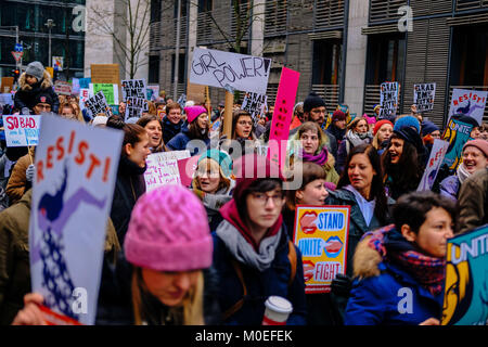 Berlin, Deutschland. 21 Jan, 2018. Frauen gesehen zu Fuß, während Sie mehrere Plakate als Hunderte protestieren gegen März der Frauen in Berlin für die Rechte der Frauen in der ganzen Welt. Credit: Lorena De La Cuesta/SOPA/ZUMA Draht/Alamy leben Nachrichten Stockfoto