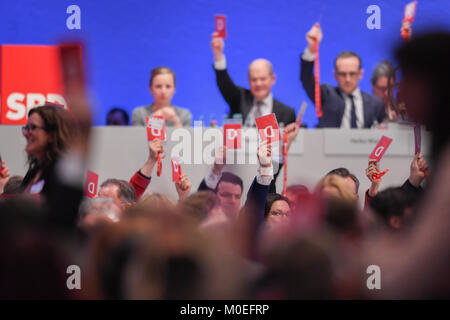 Bonn, Deutschland. 21 Jan, 2018. Die Delegierten ihre Stimmabgabe während der außerordentlichen Parteitag der SPD in Bonn, Deutschland, 21. Januar 2018. SPD (Sozialdemokratische Partei Deutschlands) Delegierten während des Konvents auf, ob die SPD mit der Union Alliance in Koalitionsverhandlungen engagieren sollten. Credit: Federico Gambarini/dpa/Alamy leben Nachrichten Stockfoto