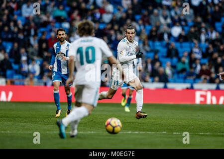 Madrid, Spanien. 21 Jan, 2018. Luka Modric (Real Madrid) antreibt, auf der Kugel Gareth Bale (Real Madrid), La Liga Match zwischen Real Madrid vs Deportivo de la Coruña im Santiago Bernabeu in Madrid, Spanien, 21. Januar 2018. Credit: Gtres Información más Comuniación auf Linie, S.L./Alamy Live News Credit: Gtres Información más Comuniación auf Linie, S.L./Alamy leben Nachrichten Stockfoto