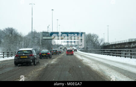 M8, Glasgow, Schottland, Großbritannien, 21. Januar 2018. Sehr schwierigen Fahrbedingungen auf der M8 bei starkem Schneefall verursacht lange Staus durch Auto Windschutzscheibe