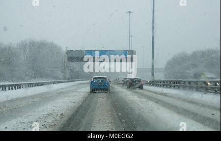 M8, Glasgow, Schottland, Großbritannien, 21. Januar 2018. Sehr schwierigen Fahrbedingungen auf der M8 bei starkem Schneefall verursacht lange Staus durch Auto Windschutzscheibe
