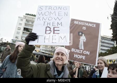 Athen, Griechenland. 21 Jan, 2018. Eine ältere Frau gesehen Holding Plakat im März. Hunderte von Frauen in Tag März der Frauen in Athen 2018 nahm die Gleichstellung der Geschlechter zu fordern. Credit: Giorgos Zachos/SOPA/ZUMA Draht/Alamy leben Nachrichten Stockfoto