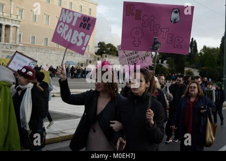 Athen, Griechenland. 21 Jan, 2018. Frauen gesehen Holding Plakat im März. Hunderte von Frauen in Tag März der Frauen in Athen 2018 nahm die Gleichstellung der Geschlechter zu fordern. Credit: Giorgos Zachos/SOPA/ZUMA Draht/Alamy leben Nachrichten Stockfoto