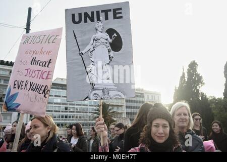 Athen, Griechenland. 21 Jan, 2018. Frauen gesehen Plakate im März. Hunderte von Frauen in Tag März der Frauen in Athen 2018 nahm die Gleichstellung der Geschlechter zu fordern. Credit: Giorgos Zachos/SOPA/ZUMA Draht/Alamy leben Nachrichten Stockfoto