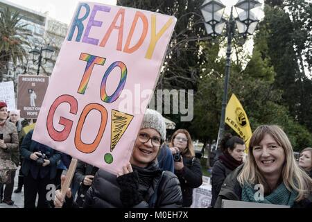 Athen, Griechenland. 21 Jan, 2018. Frauen gesehen Plakate im März. Hunderte von Frauen in Tag März der Frauen in Athen 2018 nahm die Gleichstellung der Geschlechter zu fordern. Credit: Giorgos Zachos/SOPA/ZUMA Draht/Alamy leben Nachrichten Stockfoto