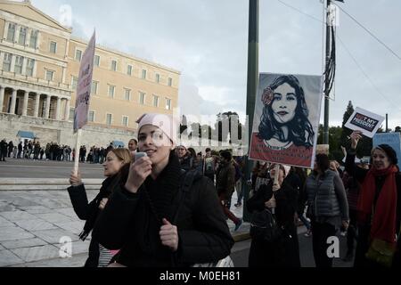 Athen, Griechenland. 21 Jan, 2018. Eine Frau schreit Slogans im März. Hunderte von Frauen in Tag März der Frauen in Athen 2018 nahm die Gleichstellung der Geschlechter zu fordern. Credit: Giorgos Zachos/SOPA/ZUMA Draht/Alamy leben Nachrichten Stockfoto