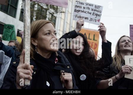 Athen, Griechenland. 21 Jan, 2018. Teilnehmer während der März gesehen. Hunderte von Frauen in Tag März der Frauen in Athen 2018 nahm die Gleichstellung der Geschlechter zu fordern. Credit: Giorgos Zachos/SOPA/ZUMA Draht/Alamy leben Nachrichten Stockfoto