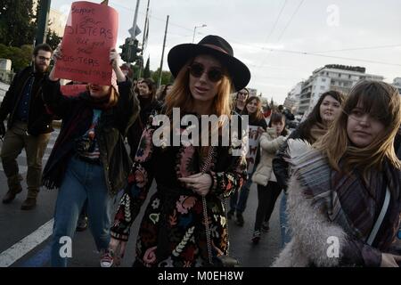 Athen, Griechenland. 21 Jan, 2018. Teilnehmer während der März gesehen. Hunderte von Frauen in Tag März der Frauen in Athen 2018 nahm die Gleichstellung der Geschlechter zu fordern. Credit: Giorgos Zachos/SOPA/ZUMA Draht/Alamy leben Nachrichten Stockfoto