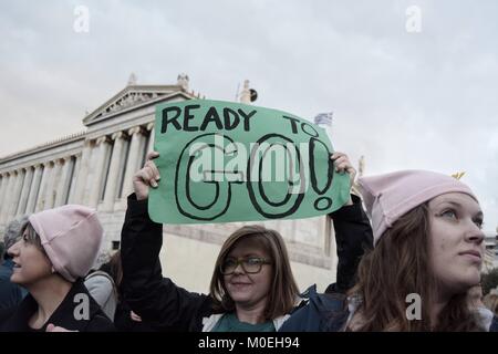 Athen, Griechenland. 21 Jan, 2018. Hält eine Frau Plakat im März. Hunderte von Frauen in Tag März der Frauen in Athen 2018 nahm die Gleichstellung der Geschlechter zu fordern. Credit: Giorgos Zachos/SOPA/ZUMA Draht/Alamy leben Nachrichten Stockfoto