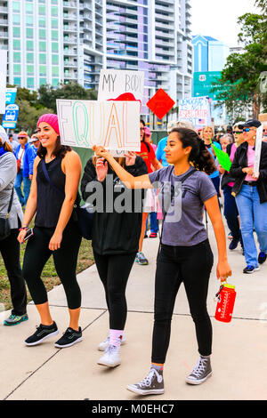 Sarasota, USA. 20 Jan, 2018. Menschen im März der Frauen in der Innenstadt von Sarasota FL, Teil einer US-weiten Demonstration gegen Donald Trump und globalen mich zu fragen. Credit: Bilder - USA/Alamy leben Nachrichten Stockfoto