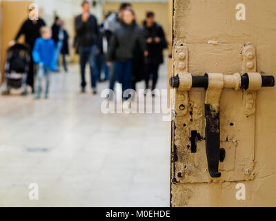 Barcelona, Spanien. 21 Jan, 2018. Die Besucher konnten die Galerien der alten Gefängnis "La Modell" in Barcelona, Spanien Quelle: Mariano Anton/Alamy leben Nachrichten Stockfoto