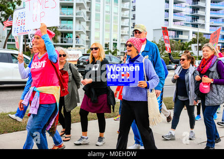 Sarasota, USA. 20 Jan, 2018. Menschen im März der Frauen in der Innenstadt von Sarasota FL, Teil einer US-weiten Demonstration gegen Donald Trump und globalen mich zu fragen. Credit: Bilder - USA/Alamy leben Nachrichten Stockfoto