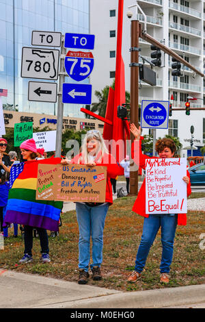 Sarasota, USA. 20 Jan, 2018. Menschen im März der Frauen in der Innenstadt von Sarasota FL, Teil einer US-weiten Demonstration gegen Donald Trump und globalen mich zu fragen. Credit: Bilder - USA/Alamy leben Nachrichten Stockfoto