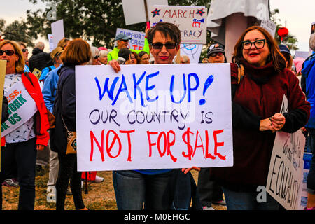 Sarasota, USA. 20 Jan, 2018. Menschen im März der Frauen in der Innenstadt von Sarasota FL, Teil einer US-weiten Demonstration gegen Donald Trump und globalen mich zu fragen. Credit: Bilder - USA/Alamy leben Nachrichten Stockfoto