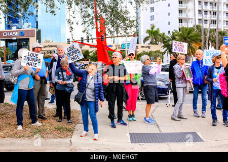 Sarasota, USA. 20 Jan, 2018. Menschen im März der Frauen in der Innenstadt von Sarasota FL, Teil einer US-weiten Demonstration gegen Donald Trump und globalen mich zu fragen. Credit: Bilder - USA/Alamy leben Nachrichten Stockfoto