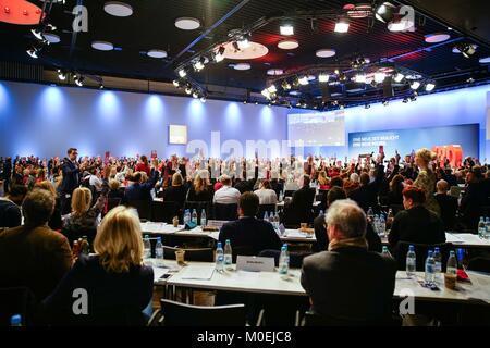 Bonn, Deutschland. 21 Jan, 2018. Die delegierten Stimmen während eines speziellen Kongress der Sozialdemokratischen Partei Deutschlands (SPD) in Bonn, Deutschland, Jan. 21, 2018. Delegierte aus Deutschlands Mitte-links-sozialdemokratischen Partei am Sonntag zugunsten der formellen Koalitionsverhandlungen mit Bundeskanzlerin Angela Merkel gestimmt - LED-konservativen Union. Credit: Yuan Shuai/Xinhua/Alamy leben Nachrichten Stockfoto