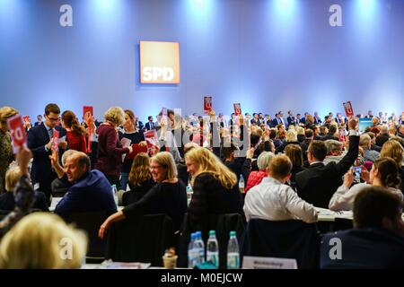 Bonn, Deutschland. 21 Jan, 2018. Die delegierten Stimmen während eines speziellen Kongress der Sozialdemokratischen Partei Deutschlands (SPD) in Bonn, Deutschland, Jan. 21, 2018. Delegierte aus Deutschlands Mitte-links-sozialdemokratischen Partei am Sonntag zugunsten der formellen Koalitionsverhandlungen mit Bundeskanzlerin Angela Merkel gestimmt - LED-konservativen Union. Credit: Yuan Shuai/Xinhua/Alamy leben Nachrichten Stockfoto