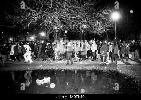 Brüssel, Belgien. 21 Jan, 2018. Tausende Menschen versammelt und organisierten Menschenkette im Parc Maximilien in Brüssel, Belgien am 21.01.2018 aus Protest gegen die Funktion der föderalen Polizei, das geplant war Maximilian Park durchgeführt werden. Die Polizei in Aktion gegen trans-Migranten, die in den Park und um Pläne zu verhaften, zu deportieren und Migranten leben. Protest wurde organisiert, um die Opposition gegen die Politik der Staatssekretär für Asyl und Migration Theo Francken und die belgische Bundesregierung zu zeigen. von Wiktor Dabkowski | Verwendung der weltweiten Kredit: dpa/Alamy leben Nachrichten Stockfoto