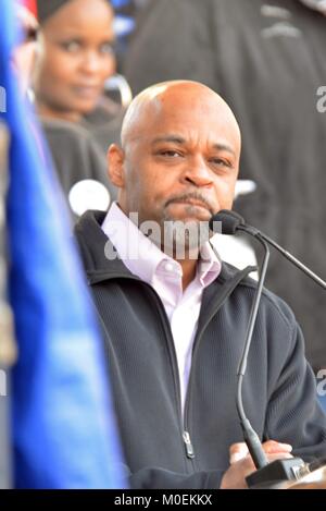 Denver, USA. 20 Jan, 2018. Womans März in Denver, Colorado, am 20 Jan, 2018 ist für Solidarität für socail Gerechtigkeit, Menschenrechte und Gleichstellung von Frauen und alle ausgegrenzten Menschen allgemein. Denver Bürgermeister Michael Hancock sprach zu der Masse vor dem März. Quelle: Jim Lambert/Alamy leben Nachrichten Stockfoto