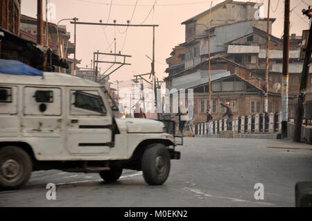 Srinagar, Kashmir. 21 Jan, 2018. Auseinandersetzungen im Nawa Kadal Bereich der Alten Srinagar, die Hauptstadt des Indischen verwalteten Kaschmir am Sonntag, den 21. Januar 2018. Trotz Tag auferlegten Beschränkungen, die von der Behörde in Teilen von Srinagar, Auseinandersetzungen zwischen Regierungstruppen und den jungen Demonstranten in alten Srinagar ausgebrochen, nachdem Beschränkungen der 28. Jahrestag des Gaw Kadal Massaker aufgehoben wurden. Credit: Arbaz Mughal/Alamy leben Nachrichten Stockfoto