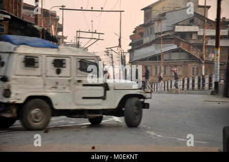 Srinagar, Kashmir. 21 Jan, 2018. Die Auseinandersetzungen im Nawa Kadal Bereich der Alten Srinagar, die Hauptstadt des Indischen verwalteten Kaschmir am Sonntag, den 21. Januar 2018. Trotz Tag auferlegten Beschränkungen, die von der Behörde in Teilen von Srinagar, Auseinandersetzungen zwischen Regierungstruppen und den jungen Demonstranten in alten Srinagar ausgebrochen, nachdem Beschränkungen der 28. Jahrestag des Gaw Kadal Massaker aufgehoben wurden. Credit: Arbaz Mughal/Alamy leben Nachrichten Stockfoto