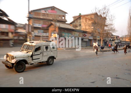 Srinagar, Kashmir. 21 Jan, 2018. Kaschmir Demonstranten jagen Regierung Kräfte während der Auseinandersetzungen im Nawa Kadal Bereich der Alten Srinagar, die Hauptstadt des Indischen verwalteten Kaschmir am Sonntag, den 21. Januar 2018. Trotz Tag auferlegten Beschränkungen, die von der Behörde in Teilen von Srinagar, Auseinandersetzungen zwischen Regierungstruppen und den jungen Demonstranten in alten Srinagar ausgebrochen, nachdem Beschränkungen der 28. Jahrestag des Gaw Kadal Massaker aufgehoben wurden. Credit: Arbaz Mughal/Alamy leben Nachrichten Stockfoto