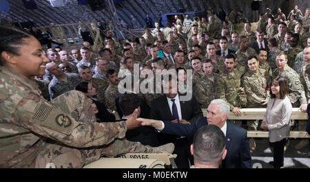 U.S. Vice President Mike Pence begrüßt US-Mitglieder mit den 332 Air Expeditionary Wing Januar 21, 2018 entlang der syrischen Grenze in Jordanien. Pence bei seinem Besuch der Truppen angegriffen der Demokraten im Kongress für militärische Gehälter Geisel über den Haushalt, die fensterläden der Regierung. Stockfoto