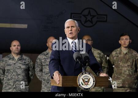 U.S. Vice President Mike Pence Adressen US-Mitglieder mit den 332 Air Expeditionary Wing Januar 21, 2018 entlang der syrischen Grenze in Jordanien. Pence bei seinem Besuch der Truppen angegriffen der Demokraten im Kongress für militärische Gehälter Geisel über den Haushalt, die fensterläden der Regierung. Stockfoto