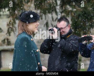 Schloss Steigende, Norfolk, Großbritannien. 21 Jan, 2018. Prinzessin Eugenie braves fallenden Schnee nach dem Besuch der St. Laurentius Kirche Sonntag Morgen, in der Kredit: Paul Marriott/Alamy leben Nachrichten Stockfoto