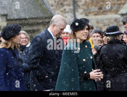 Schloss Steigende, Norfolk, Großbritannien. 21 Jan, 2018. L-R: Prinzessin Beatrice, Prinz Andrew, Herzog von York, und Prinzessin Eugenie trotzen dem fallenden Schnee nach dem Besuch der St. Laurentius Kirche Sonntag Morgen, im Castle Rising, Norfolk, Großbritannien. 21.01.2018 Quelle: Paul Marriott/Alamy leben Nachrichten Stockfoto