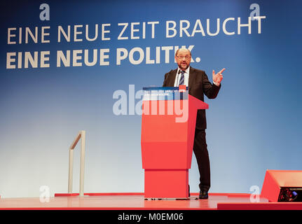 Bonn, Deutschland. 21 Jan, 2018. Deutsche Sozialdemokratische Partei (SPD) Vorsitzender Martin Schulz liefert eine Rede während eines speziellen Kongress der Sozialdemokratischen Partei Deutschlands (SPD) in Bonn, Deutschland, Jan. 21, 2018. Delegierte aus Deutschlands Mitte-links-sozialdemokratischen Partei am Sonntag zugunsten der formellen Koalitionsverhandlungen mit Bundeskanzlerin Angela Merkel gestimmt - LED-konservativen Union. Credit: Yuan Shuai/Xinhua/Alamy leben Nachrichten Stockfoto