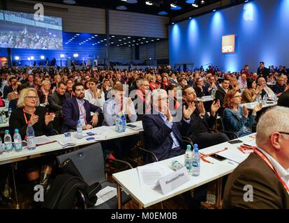 Bonn, Deutschland. 21 Jan, 2018. Foto auf Jan. 21, 2018 zeigt eine Ansicht eines speziellen Kongress der Sozialdemokratischen Partei Deutschlands (SPD) in Bonn. Delegierte aus Deutschlands Mitte-links-sozialdemokratischen Partei am Sonntag zugunsten der formellen Koalitionsverhandlungen mit Bundeskanzlerin Angela Merkel gestimmt - LED-konservativen Union. Credit: Yuan Shuai/Xinhua/Alamy leben Nachrichten Stockfoto